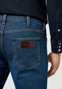 Wrangler GREENSBORO - Jeans a sigaretta - coastal scout