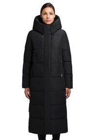 Dlouhý černý prošívaný kabát s vysokým límcem a velkou kapucí. Obsahuje zapínací boční kapsy a má rovný, elegantní design.