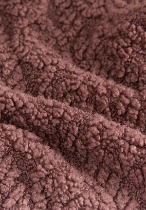 Kareda burgundi fliis kangas tiheda, karvase pinnaga, millel on ebaregulaarseid, pehmeid mustreid ja soe, hubane välimus.