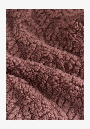Struktureret burgundy fleece-stof med en tæt, fyldig overflade, der har ujævne, bløde mønstre og et varmt, hyggeligt udseende.