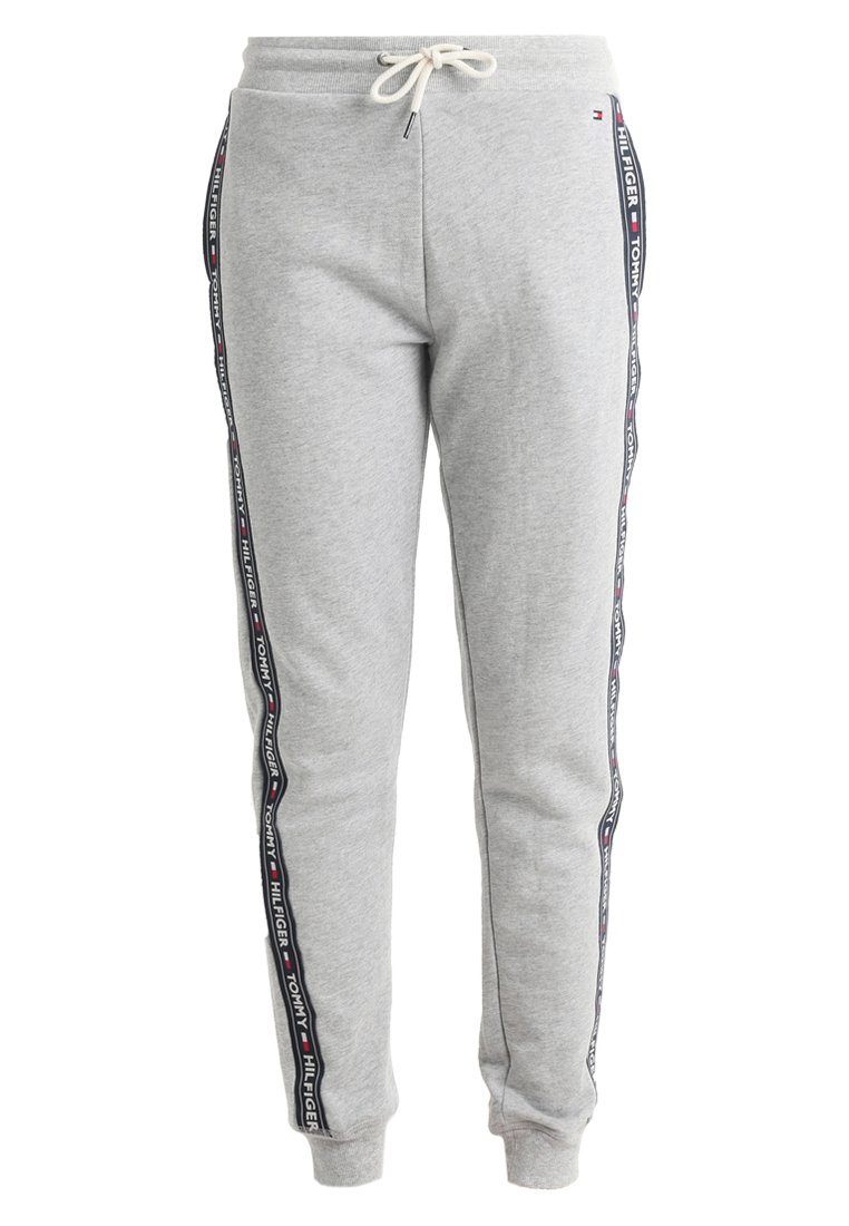 Pantalons de survêtement gris en tissu doux, dotés d'une taille à cordon, de rayures sur les côtés avec une marque, et de poignets élastiques aux chevilles.