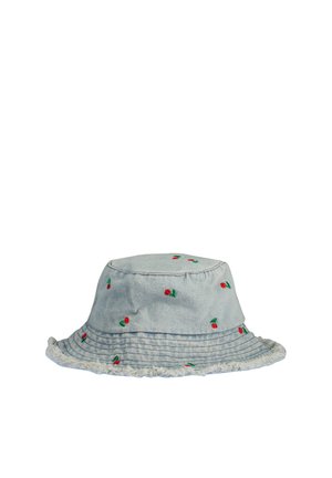 Chapeau bob en denim bleu clair avec des cerises rouges brodées et des bords effilochés sur le bord.