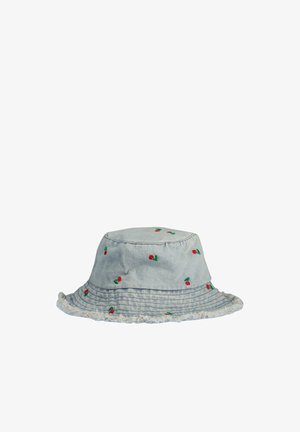 Chapeau bob en denim bleu clair avec des cerises rouges brodées et des bords effilochés sur le bord.