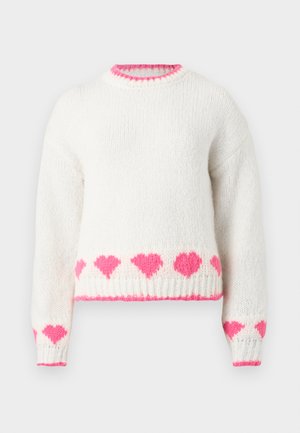 Hvitt strikket genser med rosa hjerte mønstre på mansjettene og kanten, samt rosa detalj på kragen.