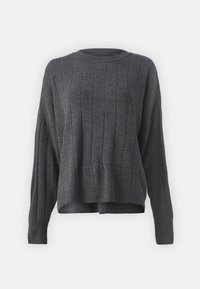 Grauer Strickpullover mit gerippter Textur, Rundhals und überschnittenen Schultern, in verkürzter Länge und mit dezenten vertikalen Streifen.