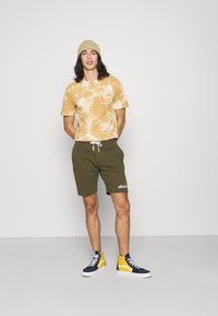 Ellesse SILVAN - Calças de fato de treino - khaki