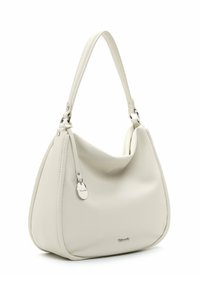 Hvid struktureret læderhandbag med en enkelt skulderrem, et sølvfarvet accentmærkat og en buet silhuet. Har et glat, avslappet design.