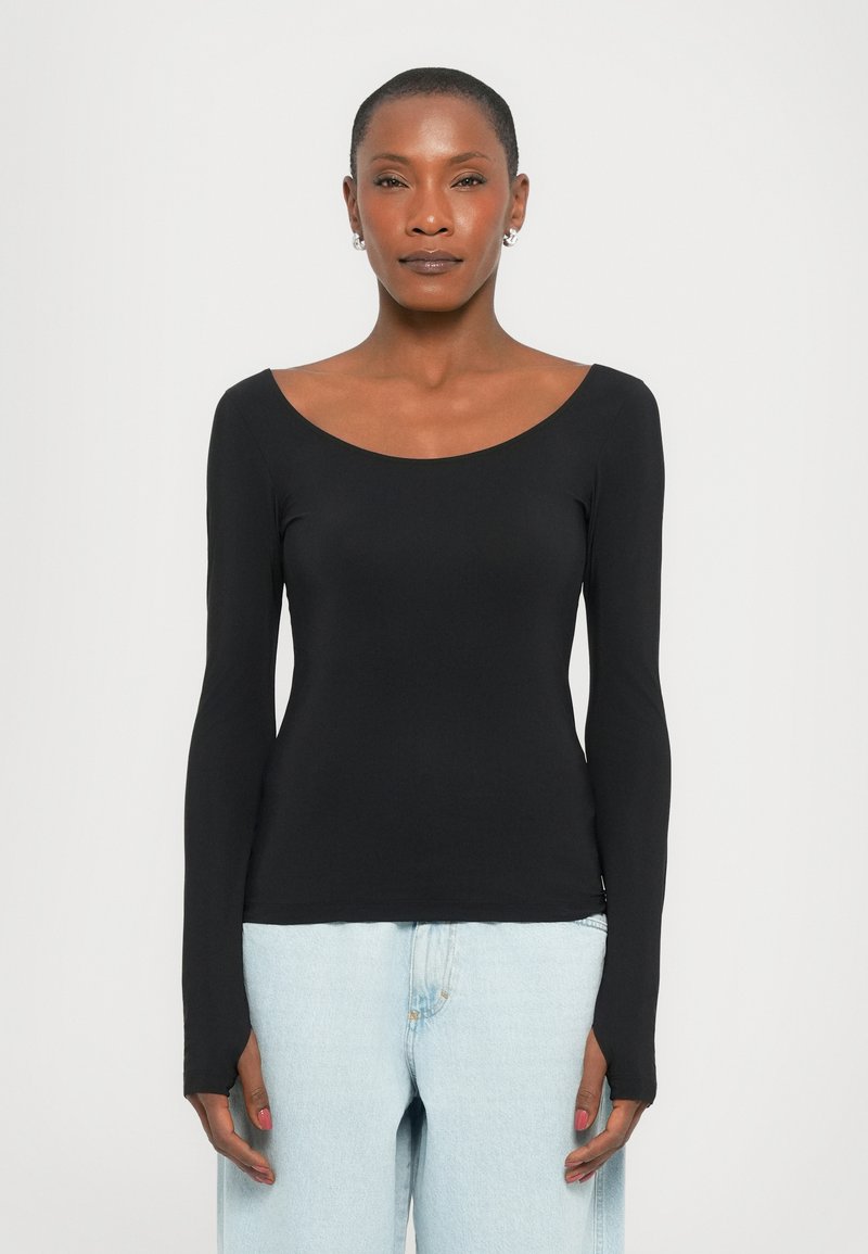 Maglietta nera a maniche lunghe con scollo ampio, realizzata in tessuto elasticizzato, con maniche aderenti e una trama liscia.