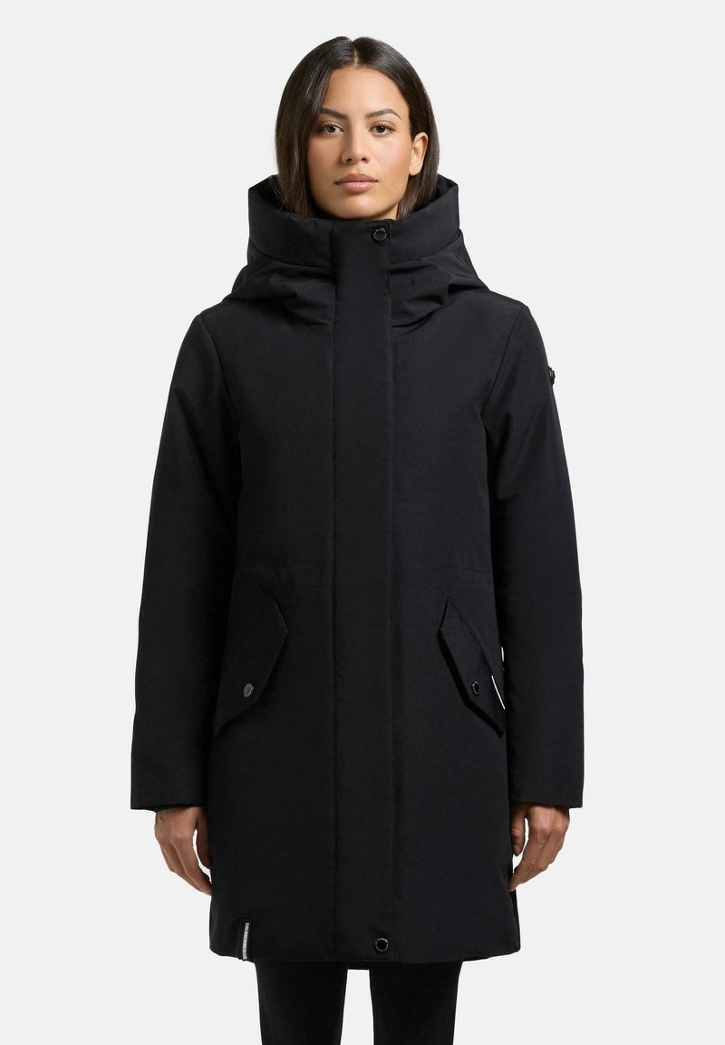 Zwarte parka met een hoge kraag, grote voorzakken en een waterdichte stof. Gladde textuur met een rechte snit en een verstelbare capuchon.