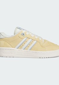 adidas Originals RIVALRY LOW - Sneaker low - orange tint   ivory blue