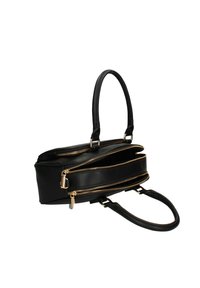 Borsa nera realizzata in vera pelle sintetica con texture, dotata di tre scomparti con zip e hardware dorato. Manici doppi per il trasporto.