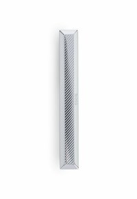 Silberner Metalllineal mit rechteckiger Form, auf einer Seite mit diagonalen Rillen und einer glatten, polierten Oberfläche.