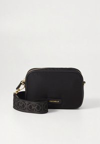 Svart nylon skulderveske med gylden glidelås, med jacquard-stropp og logomerke. Rektangulær form, jevn tekstur, lett design.