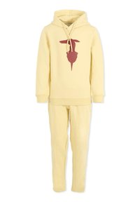 Gele katoenen hoodie en bijpassende broek. De hoodie heeft een bordeauxrode grafische print. De stof heeft een zachte textuur, met ribbels aan de manchetten en onderrand.