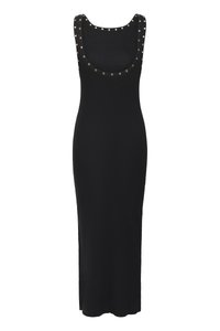 Vestido midi preto sem mangas feito de material elástico, com decote arredondado e detalhes de tachas nas alças dos ombros.