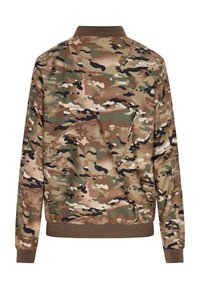 Camouflage-Bomberjacke aus synthetischem Material mit braunen, grünen und schwarzen Mustern, geripptem Kragen und Bündchen. Nur Rückansicht.