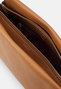 Coccinelle BOHEME GRANA DOUBLE - Borsa a mano - cuir/noir