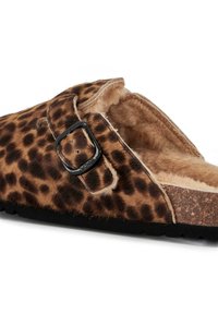 Pantofole con stampa leopardata, realizzate in un morbido materiale simile alla pelliccia, con suola in sughero e un accento con fibbia nera regolabile. Texture liscia nel complesso.