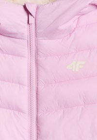 Veste matelassée violet clair à l'avant avec fermeture éclair centrale et petit logo 4F sur le côté droit.