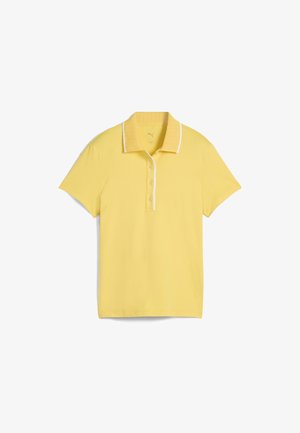 Dzeltena polo krekls, kas izgatavots no mīksta materiāla, ar ribotu apkakli, trīs pogu atvēršanu un baltām akcentu detaļām apkaklē un pogu atvēršanā.