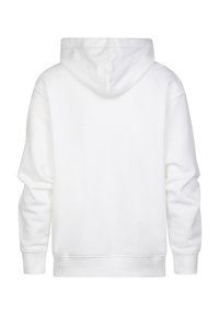 Sweat à capuche blanc, tissu doux, manches longues, poignets et taille côtelés, sans motifs ni logos, couture de la capuche visible.