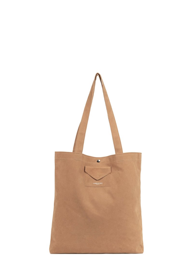 Borsa tote in tela color camoscio con due spallacci, una tasca frontale con chiusura a scatto e un logo del marchio in rilievo sulla parte anteriore.