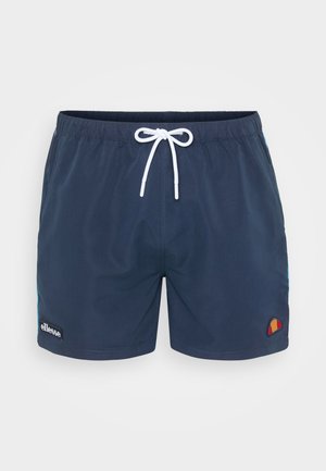 Marineblaue Badeshorts mit verstellbarem weißen Kordelzug, seitlichen Akzenten in Hellblau und einem rot-gelben Logo-Patch am linken Bein.