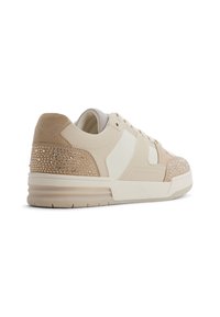 Beige lædersneakers med en taupe ruskindshæl og sidepanel, prydet med rhinsten, teksturerede overflader og et lavprofileret design.