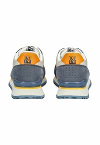 Baskets en daim gris et en tissu crème avec des accents orange, dotées d'une épaisse semelle blanche et d'un logo à l'arrière. Détails texturés sur le talon.