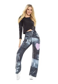 Musta pitkähihaisen paita, jossa on lyhennetty malli, yhdistettynä leveälahkeisiin farkkuihin, joissa on denim-patchwork-kuvio ja vaaleanpunainen sydänkoriste.