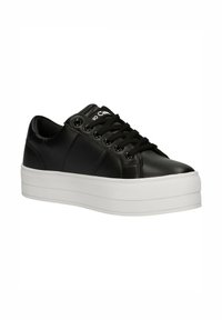 Sneaker in pelle sintetica nera con punta rotonda, design con lacci e suola platform bianca con dettagli testurizzati. Marchio sulla linguetta.