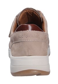 Hellbraunes Wildleder, Ansicht von hinten eines Schuhs mit durchbrochener Textur, einer abgerundeten Ferse und einer weißen Gummisohle mit einem leichten tanfarbigen Akzent.