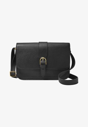 Sac en cuir noir porté en bandoulière avec une texture lisse, rabat à pli, détail en boucle dorée et bandoulière réglable. Design rectangulaire simple.