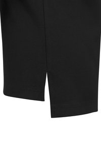 Sorte bomullsshorts med en rett snitt og sidesprang i kanten, som fremhever en jevn tekstur med rene sømmer.
