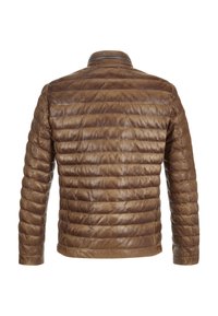 Braune gepolsterte Lederjacke mit horizontalem Steppmuster, slim fit, Stehkragen und glatter Textur. Keine sichtbaren Hardwaredetails.