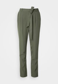 Olivgrüne Hosen aus glattem Stoff, mit einem gebundenen Gürtel an der Taille, geraden Beinen und seitlichen Taschen für einen maßgeschneiderten Look.