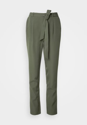 Alyvuogių spalvos kelnės, pagamintos iš lygaus audinio, su surišta juosta ties liemeniu, tiesiomis kojomis ir šoninėmis kišenėmis, suteikiančiomis pritaikytą išvaizdą.