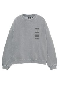 Harmaa puuvillasekoitteesta valmistettu collegepaita, jossa pyöreä kaula-aukko, lasketut olkapäät, resorit hihansuissa ja vasemmalla puolella oleva graafinen painatus.