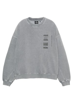 Harmaa puuvillasekoitteesta valmistettu collegepaita, jossa pyöreä kaula-aukko, lasketut olkapäät, resorit hihansuissa ja vasemmalla puolella oleva graafinen painatus.