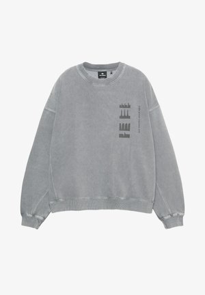 Felpa grigia in misto cotone, con scollo a girocollo, spalle scese, polsini a costine e stampa grafica sul lato sinistro.