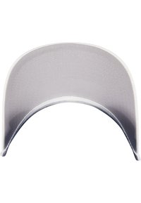 Gekrümmter grauer Baseballcap-Schirm mit einer glatten Textur. Die Unterseite weist ein helleres Grau auf, sorgfältig genähte Nähte und keine sichtbaren Logos.