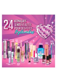 Vingt-quatre produits de maquillage exposés sur un fond rose avec des motifs en étoile. Les articles notables incluent une boule disco en forme de cœur et divers tubes, bouteilles et crayons.