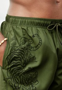 Next REGULAR FIT - Plaukimo šortai - khaki green