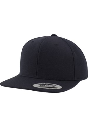 Cappello snapback blu navy realizzato in tessuto testurizzato, con visiera piatta e una toppa circolare con logo sul davanti che presenta i dettagli del marchio.