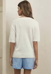 Next V-NECK - REGULAR FIT - Jednoduché tričko - white