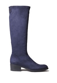 Botte montante en daim bleu marine avec un talon bloc et un bout arrondi. Présente un motif discret avec des coutures et un petit bouton décoratif sur le côté.