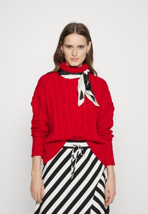 CABLE-KNIT TURTLENECK SWEATER - Strikkegenser - lipstick red