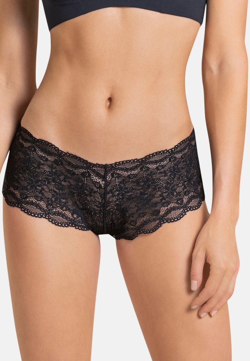 Zwarte kant boyshorts met een geschulpte zoom en bloemenpatroon, in een aansluitend ontwerp dat een zachte, gestructureerde uitstraling heeft.