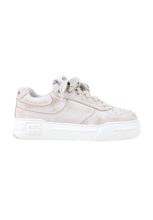 Beżowy, niskoprofilowy zamszowy sneaker z białą, grubą podeszwą, wiązany z przodu i z subtelnym logo na pięcie i podeszwie, pokazany z profilu.