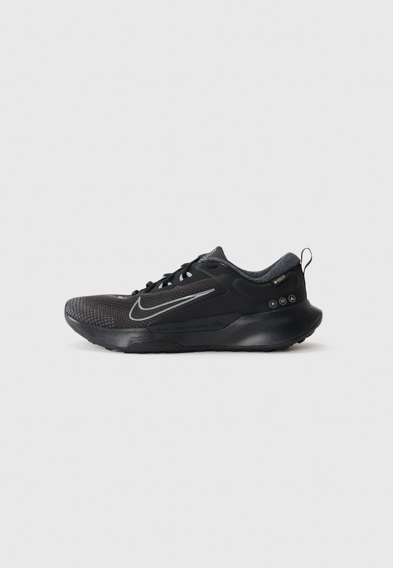 Schwarze Nike-Sneaker mit einem atmungsaktiven Mesh-Obermaterial, glatten synthetischen Akzenten, reflektierendem Logo und strukturiertem Sohlenprofil für besseren Grip.